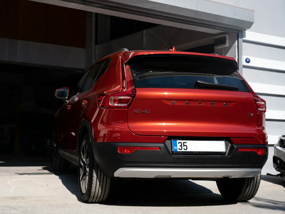 Volvo XC40 rojo visto por detrás