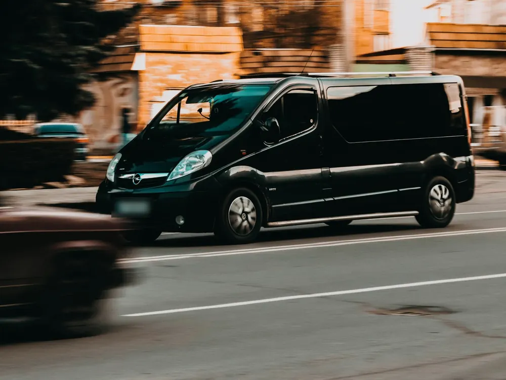 Furgoneta Opel Vivaro circulando por la ciudad
